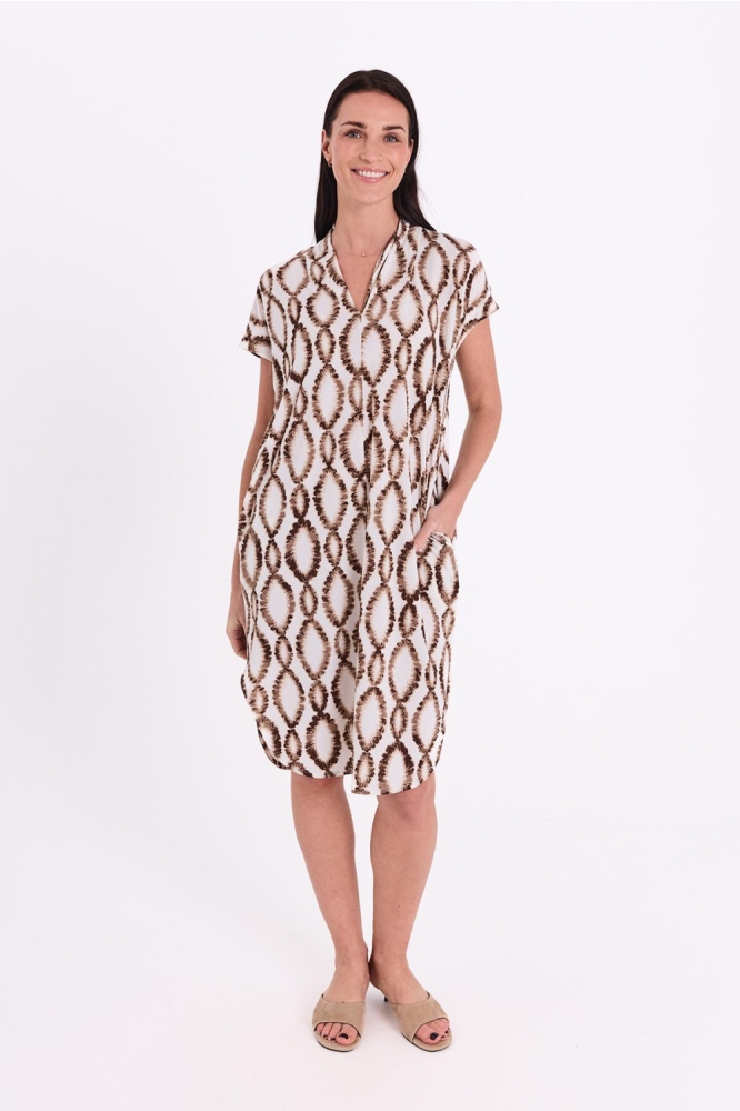 Freequent witte dames jurk | Model vooraanzicht