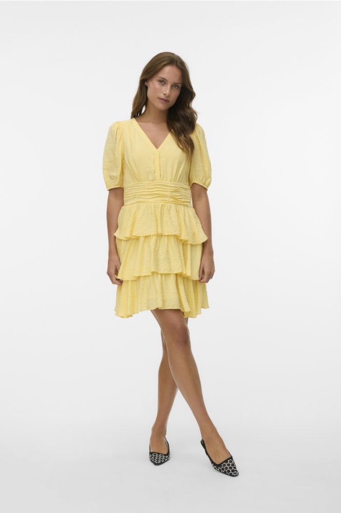 Vero Moda gele dames jurk | Model vooraanzicht
