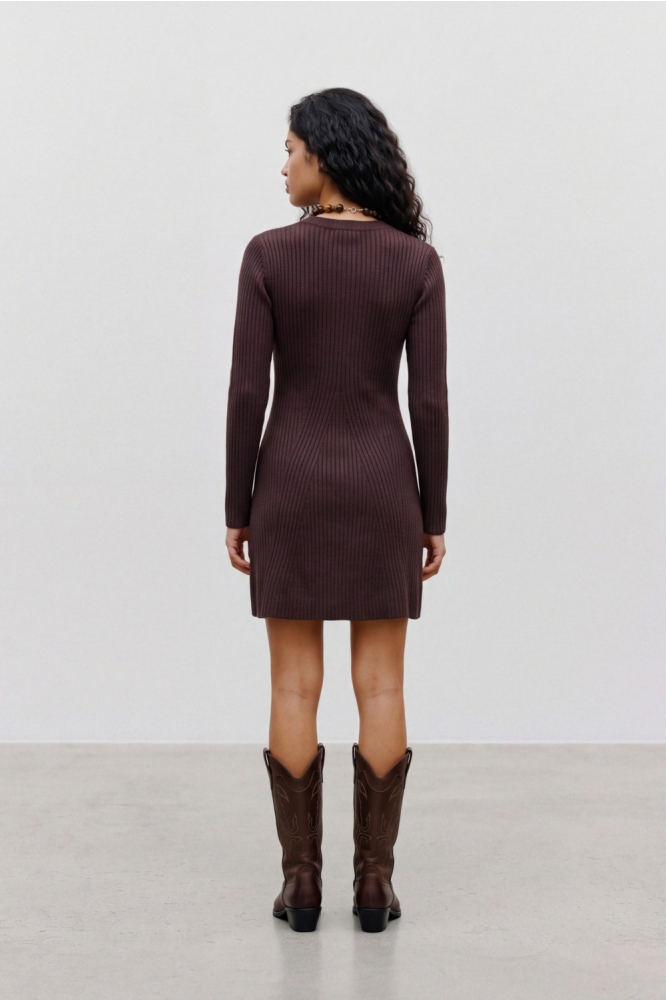 Vero Moda bruine dames jurk | Model achteraanzicht