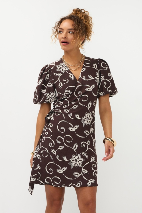 Ydence bruine dames jurk | Model vooraanzicht
