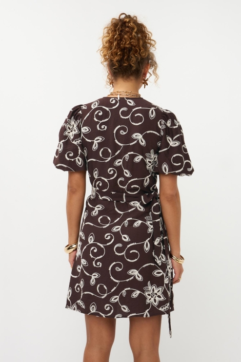 Ydence bruine dames jurk | Model achteraanzicht