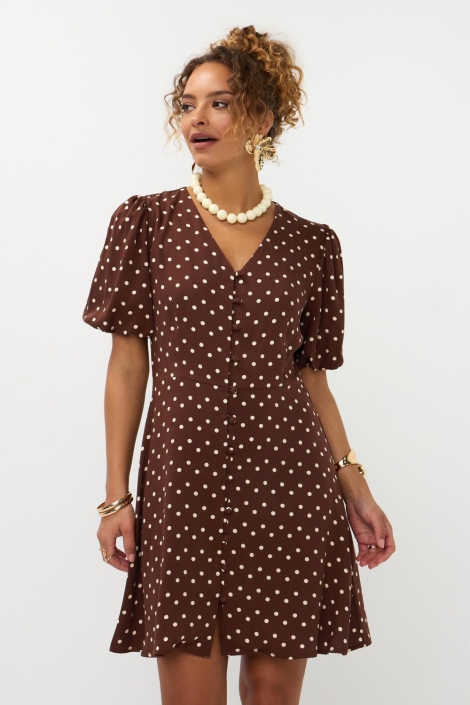 Ydence bruine dames jurk | Model vooraanzicht