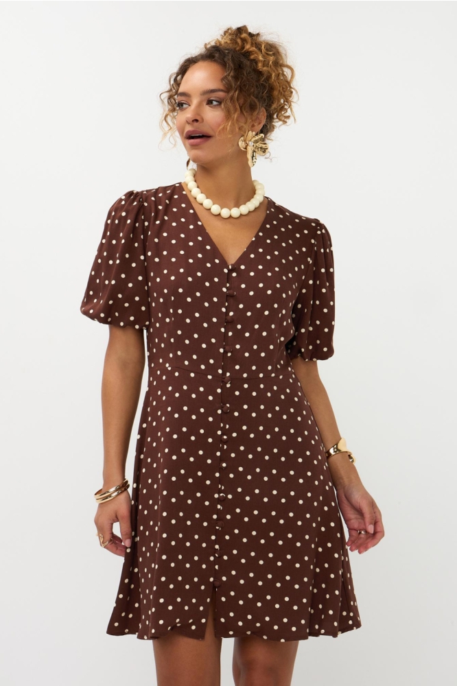 Ydence bruine dames jurk | Model vooraanzicht