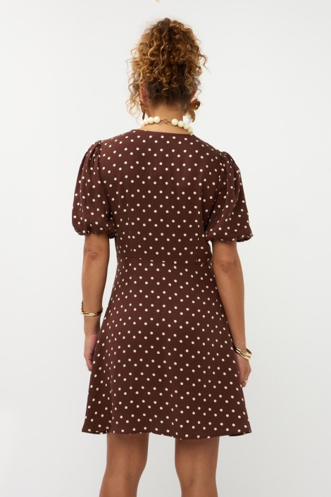 Ydence bruine dames jurk | Model achteraanzicht