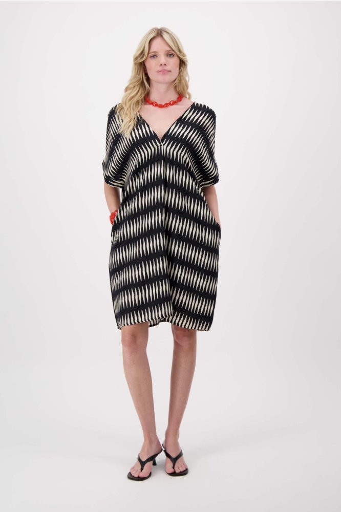 Zusss zwarte dames jurk | Model vooraanzicht