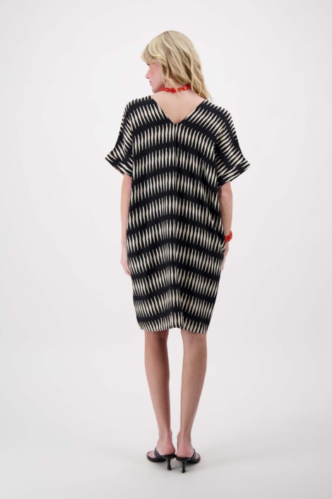 Zusss zwarte dames jurk | Model achteraanzicht