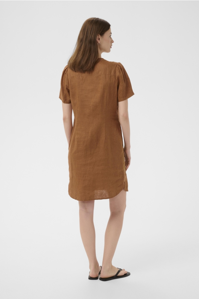 Part Two cognac dames jurk | Model achteraanzicht