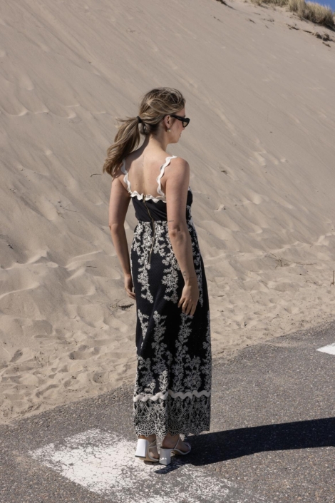 Kimara zwarte dames jurk | Model achteraanzicht