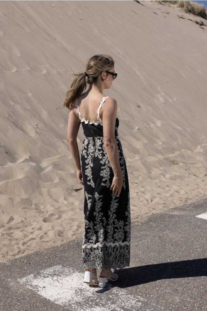 Kimara zwarte dames jurk | Model achteraanzicht