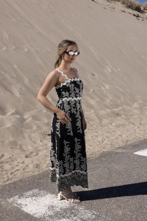 Kimara zwarte dames jurk | Model zijaanzicht