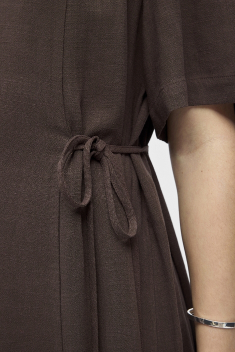 Object bruine dames jurk | Close up