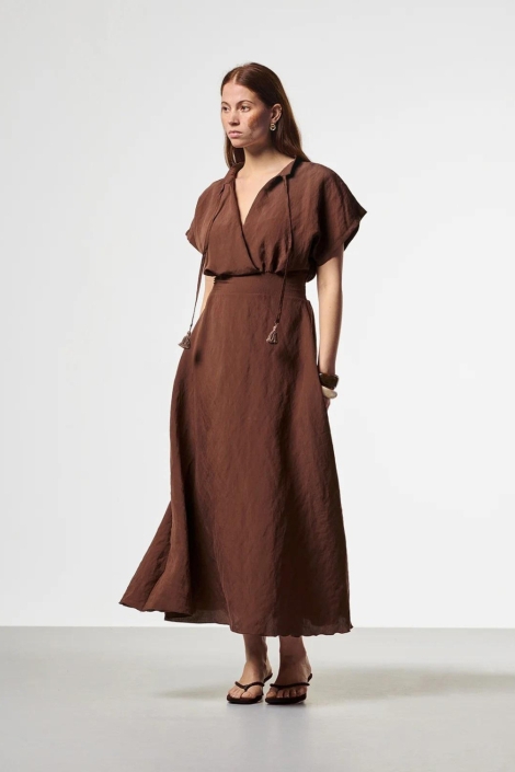 Aaiko bruine dames jurk | Model vooraanzicht