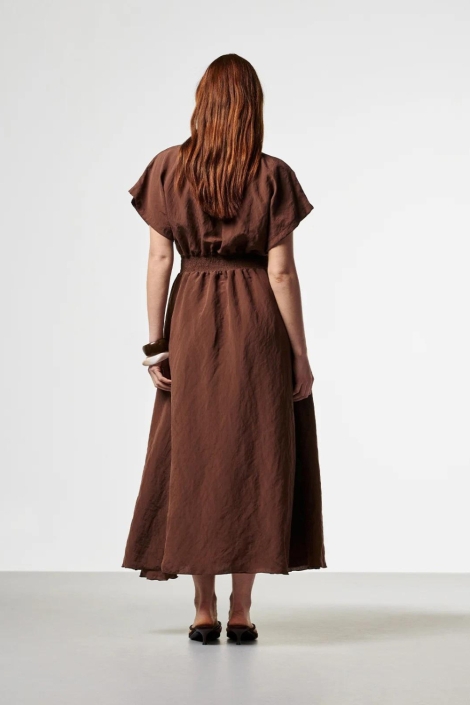Aaiko bruine dames jurk | Model achteraanzicht