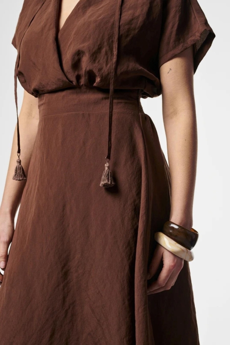 Aaiko bruine dames jurk | Close up