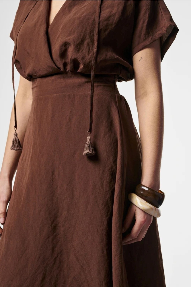Aaiko bruine dames jurk | Close up