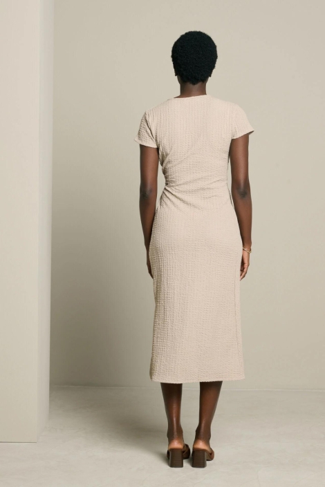 LolaLiza taupe dames jurk | Model achteraanzicht