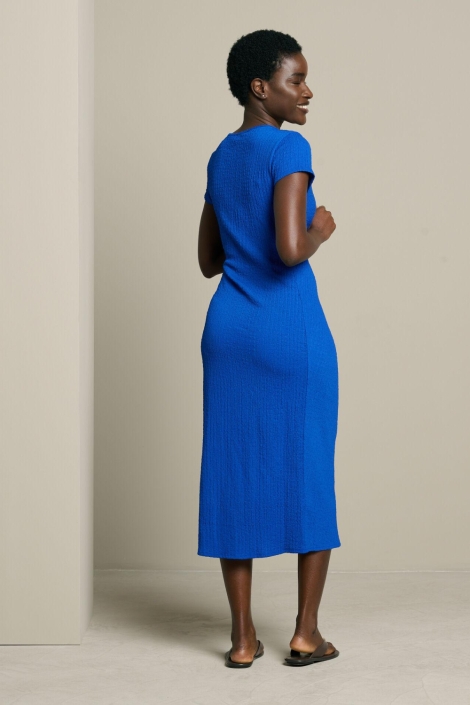 LolaLiza blauwe dames jurk | Model achteraanzicht