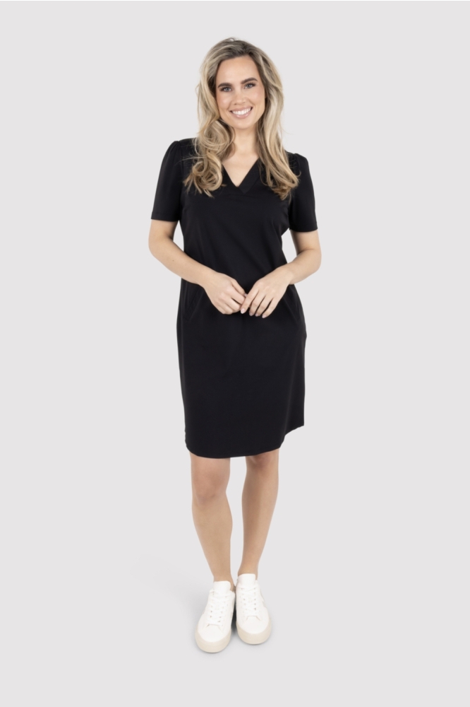 Zoso zwarte dames jurk | Model vooraanzicht
