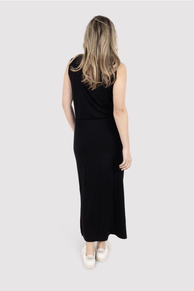 Zoso zwarte dames jurk | Model achteraanzicht