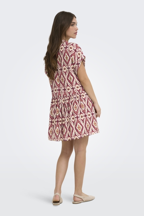 Only rode dames jurk | Model achteraanzicht