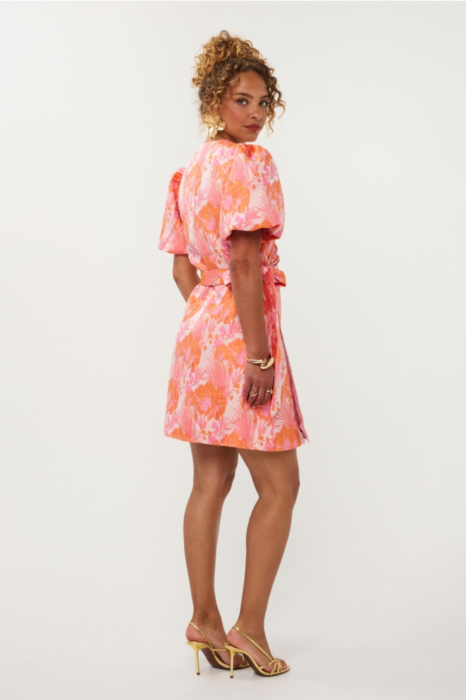 Ydence oranje dames jurk | Model zijaanzicht