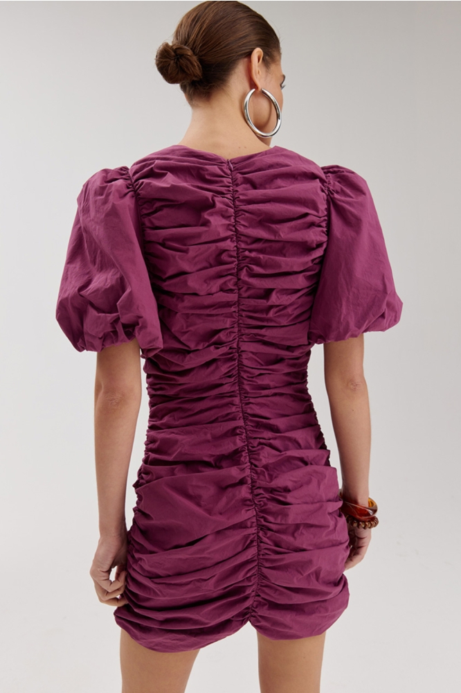 Harper & Yve paarse dames jurk | Model achteraanzicht