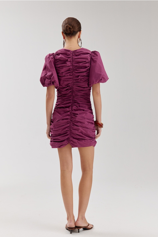 Harper & Yve paarse dames jurk | Model achteraanzicht