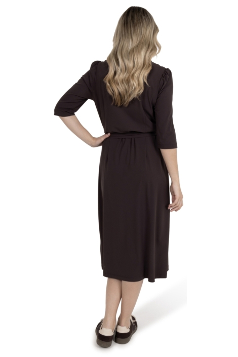 Zoso bruine dames jurk | Model achteraanzicht