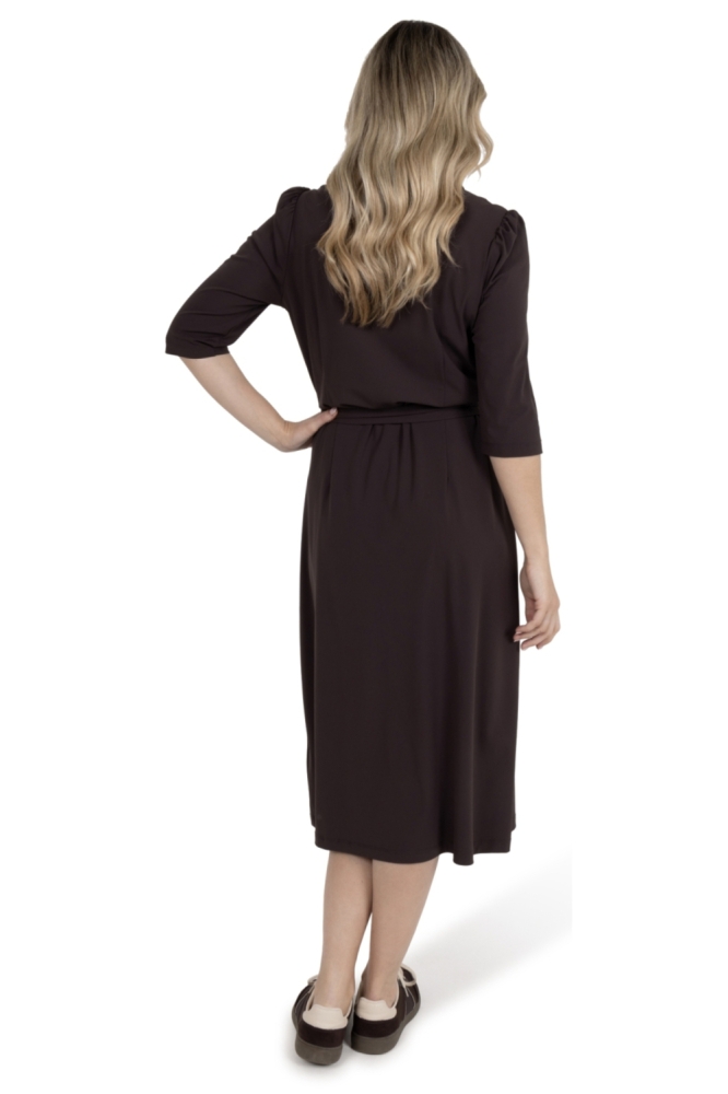 Zoso bruine dames jurk | Model achteraanzicht