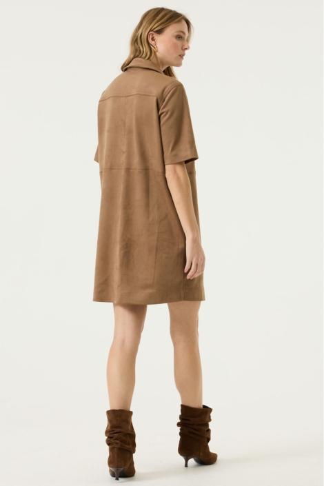 Garcia taupe dames jurk | Model achteraanzicht