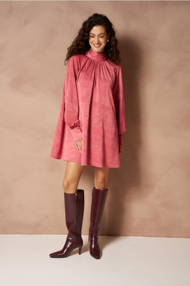 Lofty Manner roze dames jurk | Model vooraanzicht