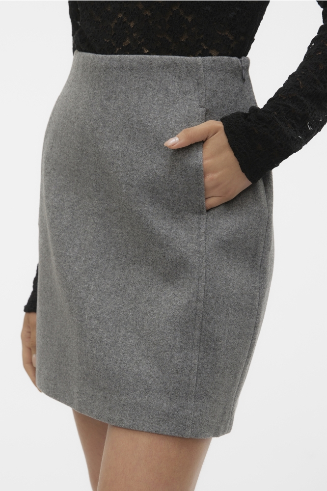 Vero Moda grijze dames rok | Model vooraanzicht