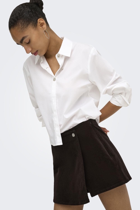 Only bruine dames korte broek | Model vooraanzicht