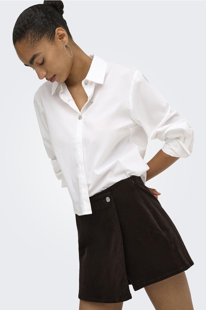 Only bruine dames korte broek | Model vooraanzicht