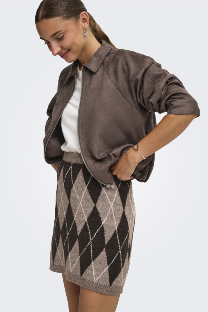 Jacqueline de Yong bruine dames rok | Model zijaanzicht