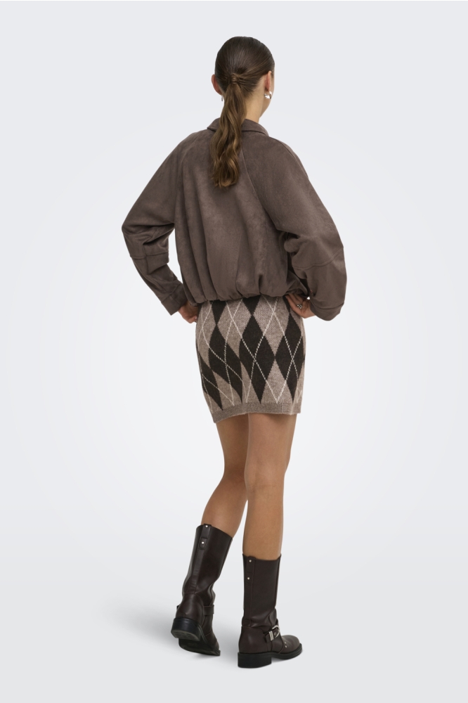 Jacqueline de Yong bruine dames rok | Model achteraanzicht