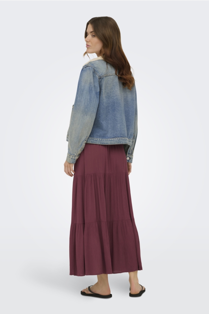 Only bordeaux dames rok | Model achteraanzicht