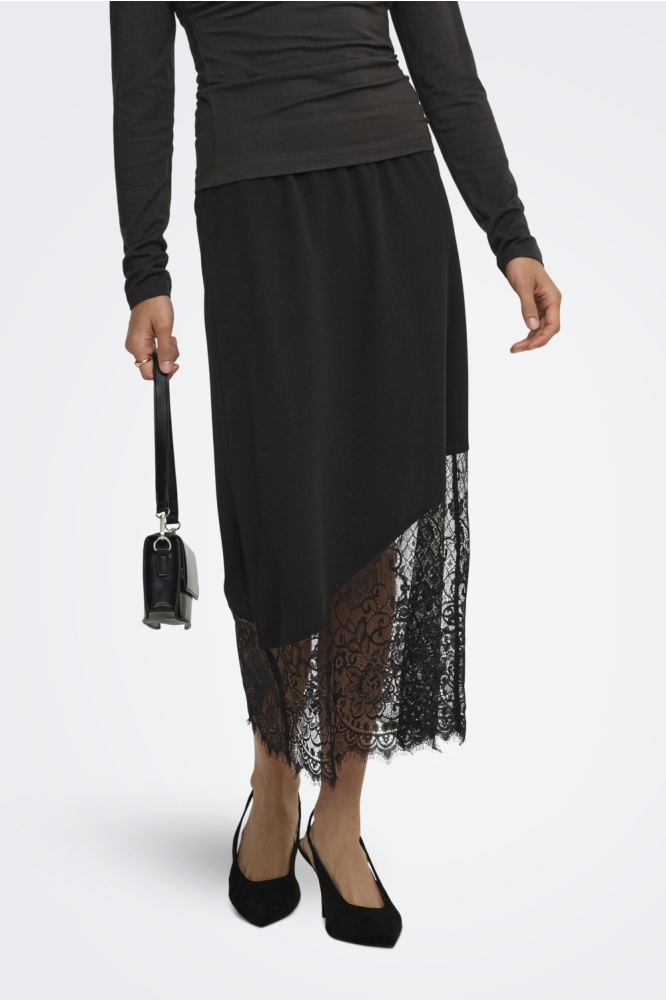 Jacqueline de Yong zwarte dames rok | Model vooraanzicht
