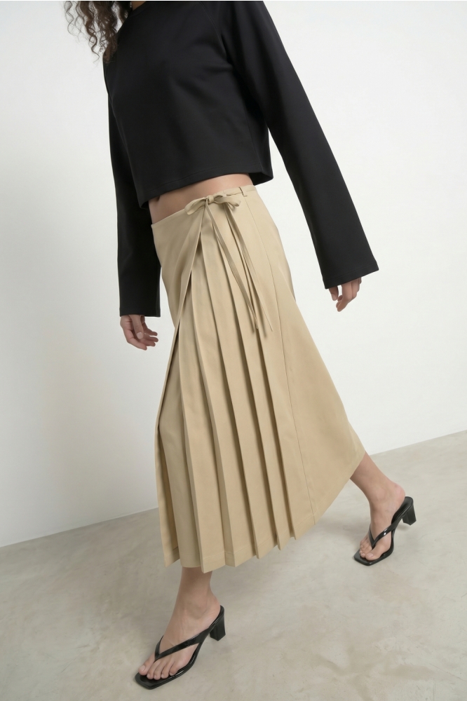 Hypedrop beige dames rok | Model vooraanzicht