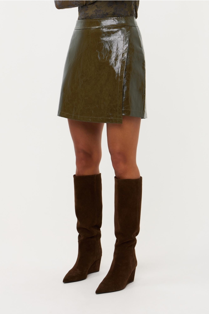 Ydence groene dames korte broek | Model zijaanzicht