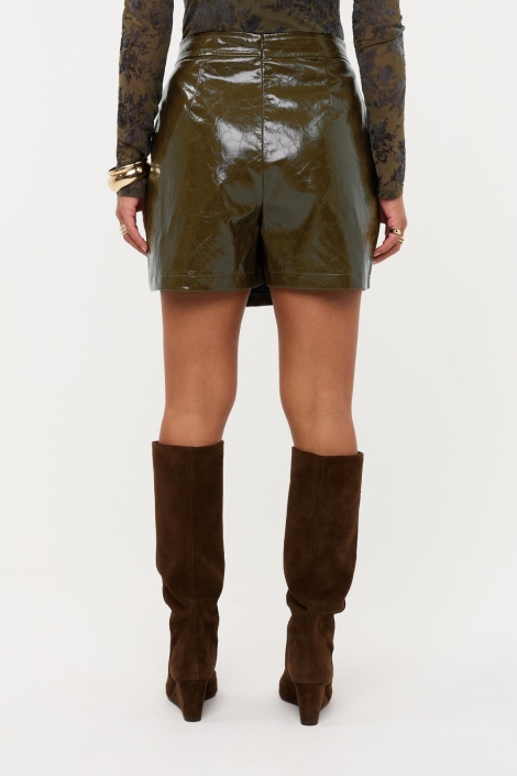 Ydence groene dames korte broek | Model achteraanzicht