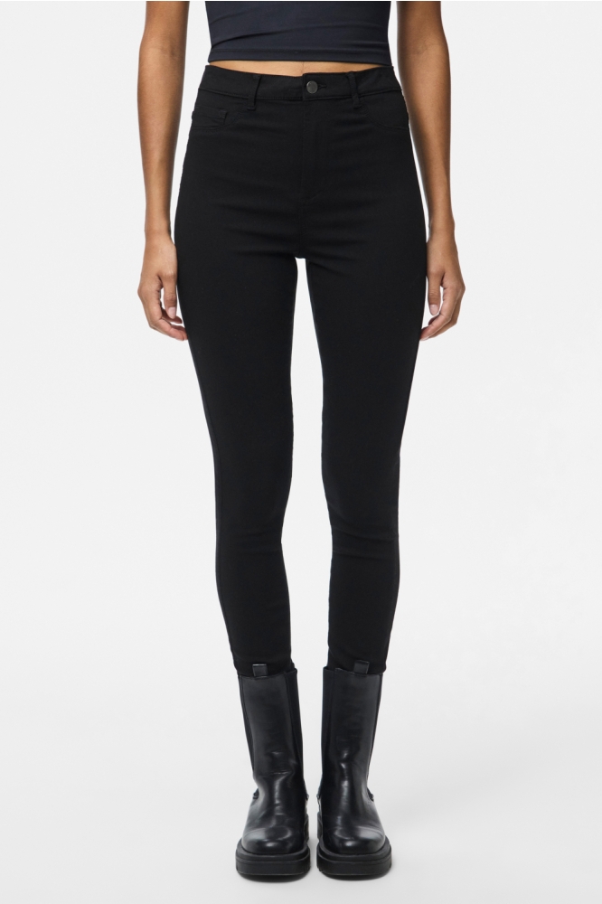 Pieces zwarte dames jeans | Model vooraanzicht