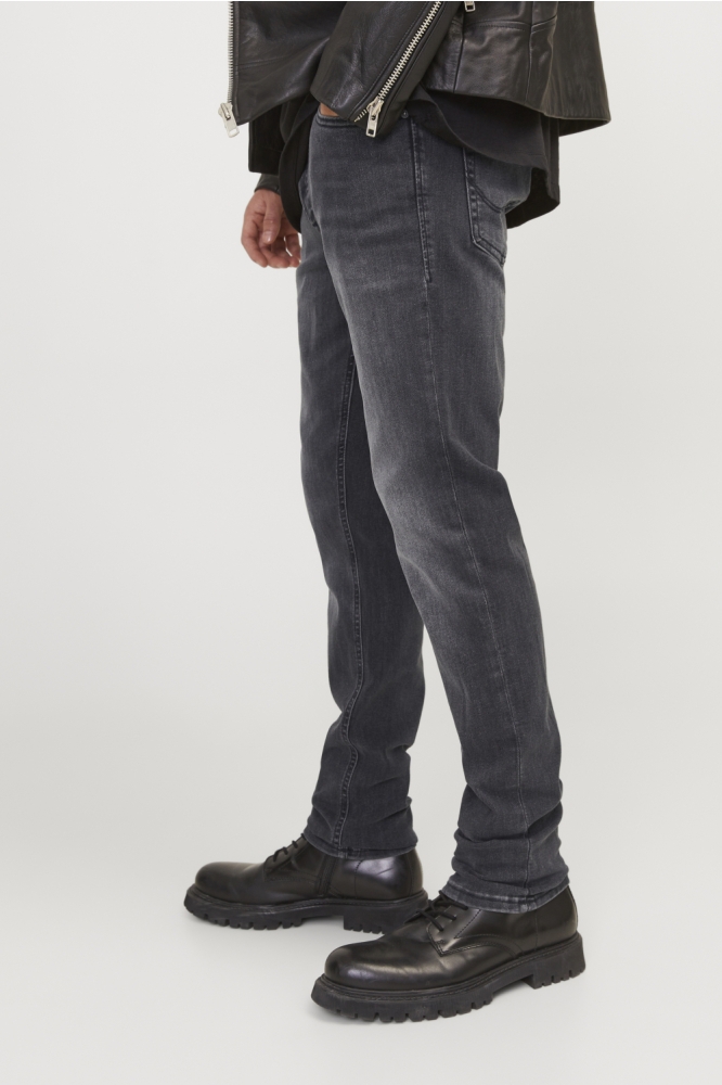Jack & Jones zwarte heren jeans | Model zijaanzicht