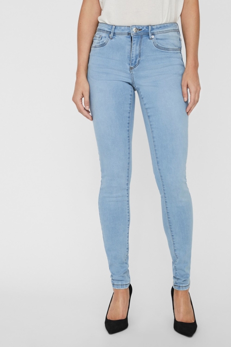 Vero Moda blauwe dames jeans | Model vooraanzicht
