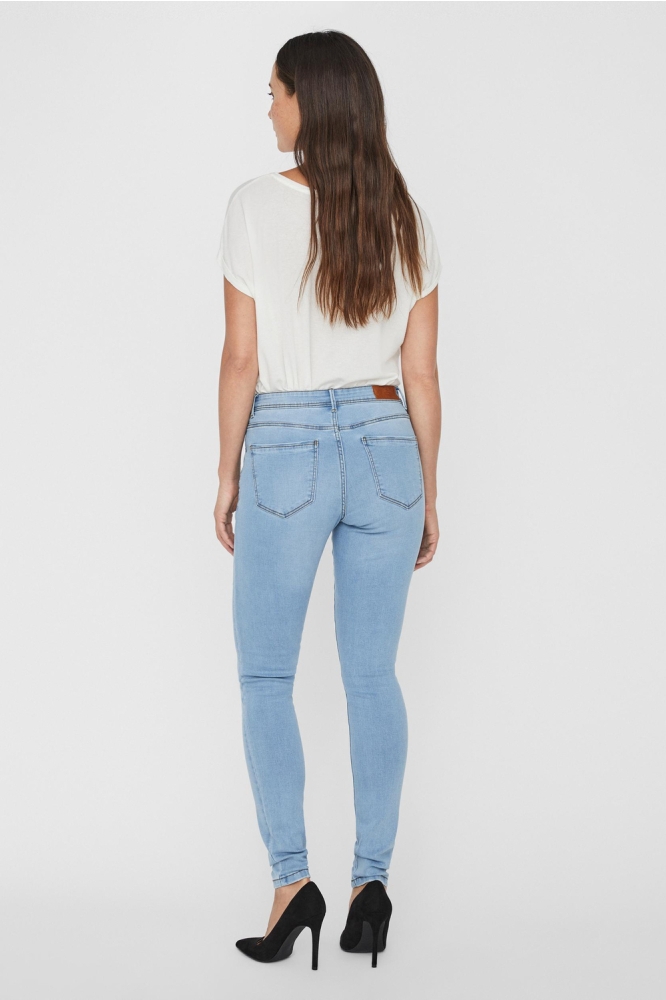 Vero Moda blauwe dames jeans | Model achteraanzicht