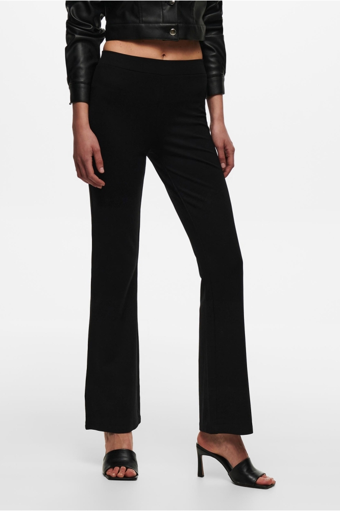Jacqueline de Yong zwarte dames broek | Model vooraanzicht