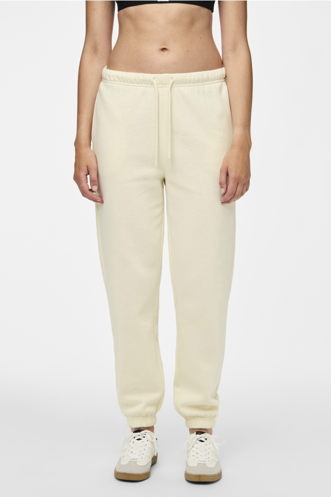 Pieces witte dames broek | Model vooraanzicht