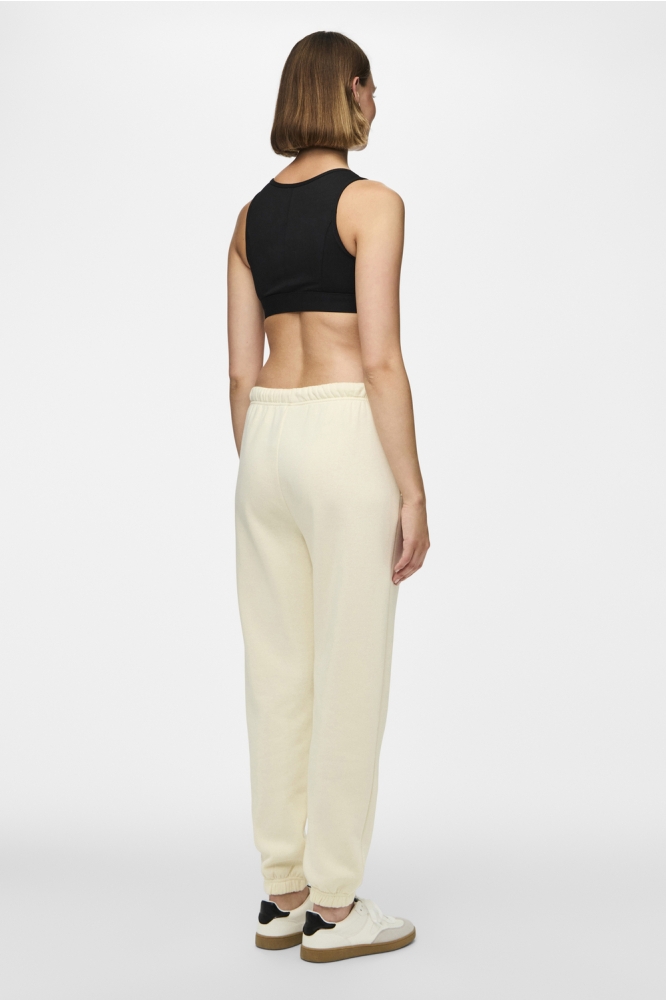 Pieces witte dames broek | Model achteraanzicht