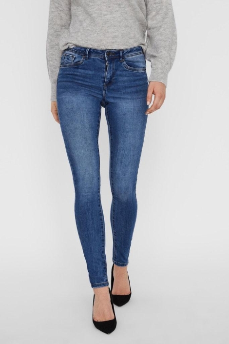 Vero Moda blauwe dames jeans | Model vooraanzicht