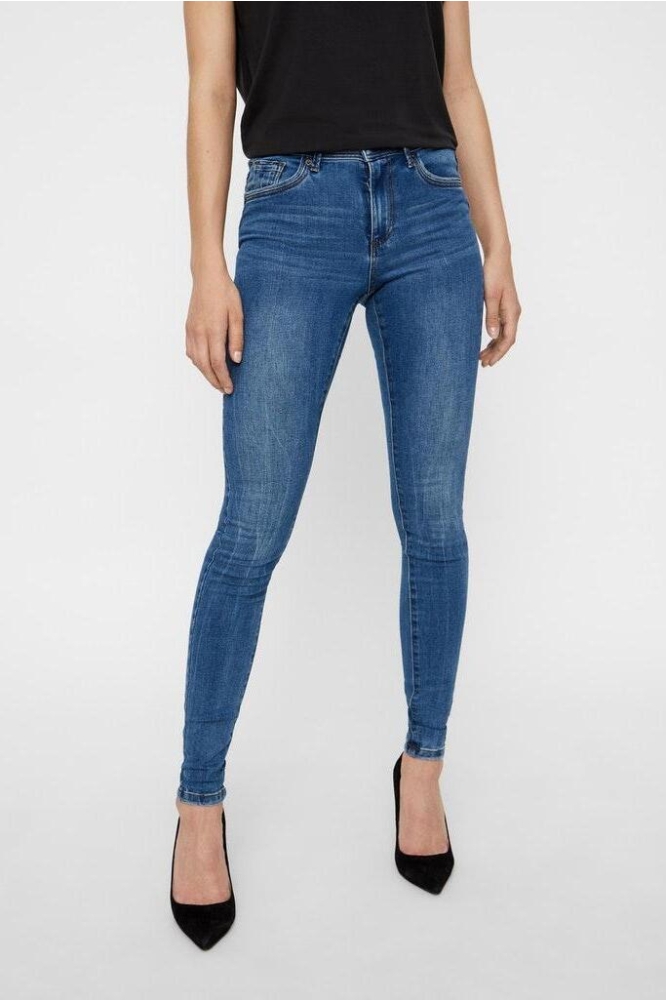 Vero Moda blauwe dames jeans | Model vooraanzicht